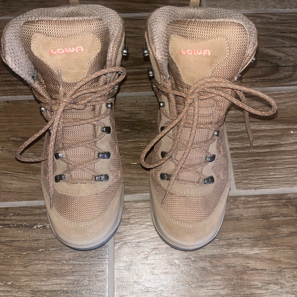 LOWA Taurus Pro GTX Mid Terrain Hiking Boots Women’s